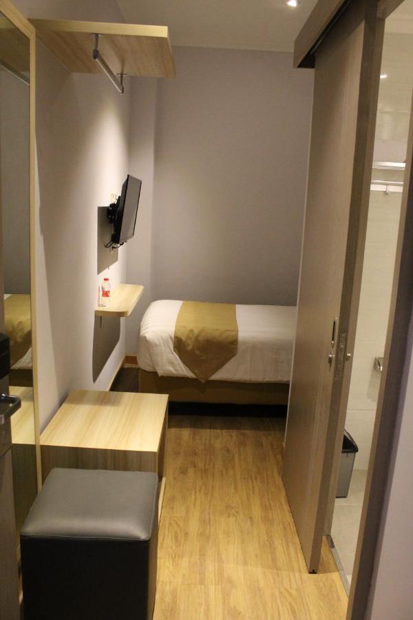 Central Front One Inn Jakarta Airport Rawabokor Dua Exteriör bild